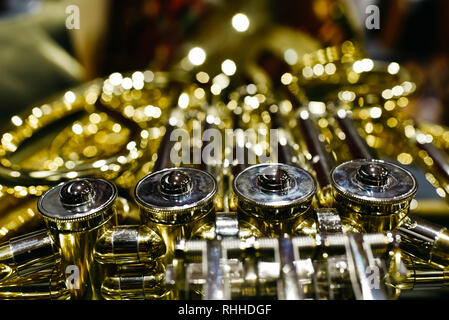 In der Nähe der Schlüssel und Ventile eines Horn Stockfoto