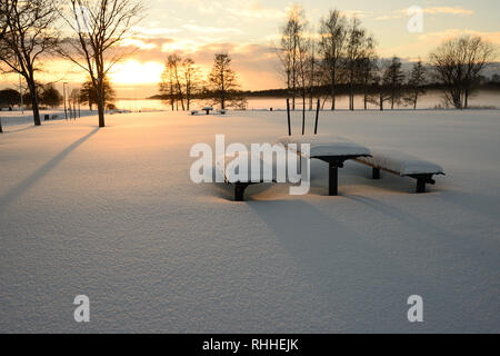 Schnee bedeckten Tisch und Bänke im Park Stockfoto