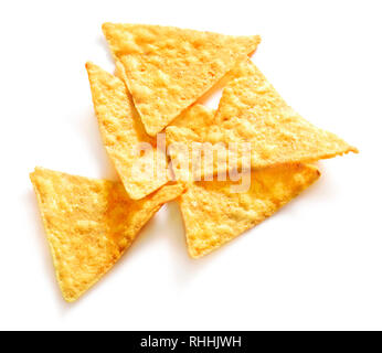 Haufen der traditionellen Nachos auf weißem Hintergrund Stockfoto