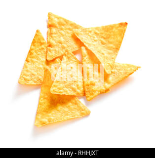 Stapel von Nacho Chips auf weißem Hintergrund Stockfoto