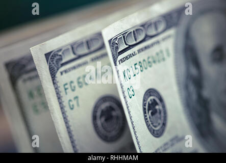 Stapel von einhundert Dollar auf grünem Hintergrund Stockfoto