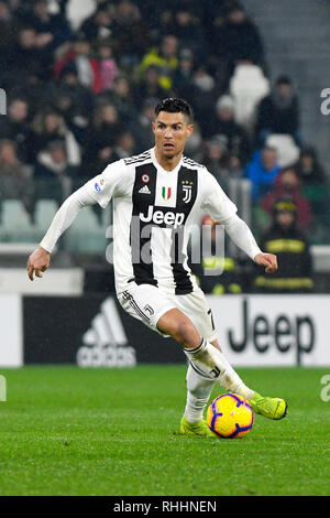 Allianz Stadion, Turin, Italien. 2 Feb, 2019. Serie A Fussball, Juventus gegen Parma; Cristiano Ronaldo von Juventus Turin am Ball Quelle: Aktion plus Sport/Alamy leben Nachrichten Stockfoto