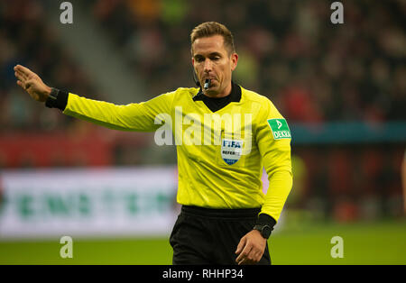 Leverkusen, Deutschland. 2. Feb 2019. Bundesliga, Spieltag 20, Bayer 04 Leverkusen vs FC Bayern Muenchen: Schiedsrichter Tobias Stieler Gesten. Credit: Jürgen Schwarz/Alamy leben Nachrichten Stockfoto