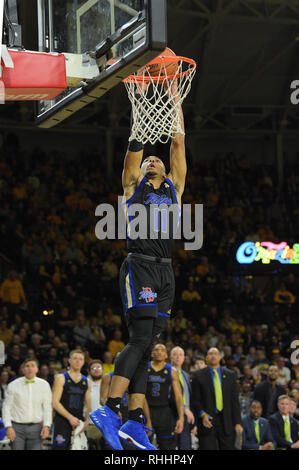 Wichita, Kansas, USA. 02 Feb, 2019. Tulsa goldenen Hurrikan guard Darien Jackson (11) taucht die Kugel während der NCAA Basketball Spiel zwischen den Tulsa Golden Hurrikane und die Wichita State Shockers an Charles Koch Arena in Wichita, Kansas. Kendall Shaw/CSM/Alamy leben Nachrichten Stockfoto