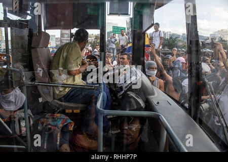 Caracas, Venezuela. 02 Feb, 2019. Maskierte Leute mit dem Bus. Mehr als Hunderttausend Venezolaner sind schätzungsweise in Caracas für selbsternannte interim Präsident Juan Guaidó gezeigt zu haben. Credit: Rayner Peña R/dpa/Alamy leben Nachrichten Stockfoto