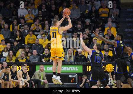 Wichita, Kansas, USA. 02 Feb, 2019. Wichita Zustand Shockers guard Erik Stevenson (10) schießt eine lange Brücke während der NCAA Basketball Spiel zwischen den Tulsa Golden Hurrikane und die Wichita State Shockers an Charles Koch Arena in Wichita, Kansas. Kendall Shaw/CSM/Alamy leben Nachrichten Stockfoto