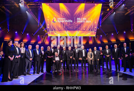 Wiesbaden, Deutschland. 02 Feb, 2019. Die Mitglieder der "Hall of Fame des deutschen Sports" stehen auf der Tanzfläche. Die 49 Ball des Sports mit 1800 Gäste aus Sport, Politik und Wirtschaft erfolgt in der Kurstadt. Credit: Andreas Arnold/dpa/Alamy leben Nachrichten Stockfoto