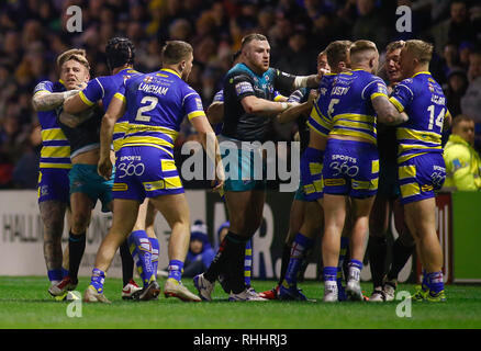 Cheshire, Großbritannien. 2. Feb 2019. Betfred Super League Warrington Wolves v Leeds Rhinos Tempers flare zwischen beiden Spielern während Warrington Wolves v Leeds Rhinos. Credit: Touchlinepics/Alamy leben Nachrichten Stockfoto