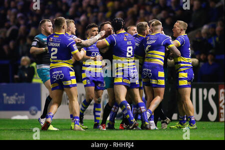 Cheshire, Großbritannien. 2. Feb 2019. Betfred Super League Warrington Wolves v Leeds Rhinos Tempers flare zwischen beiden Spielern während Warrington Wolves v Leeds Rhinos. Credit: Touchlinepics/Alamy leben Nachrichten Stockfoto