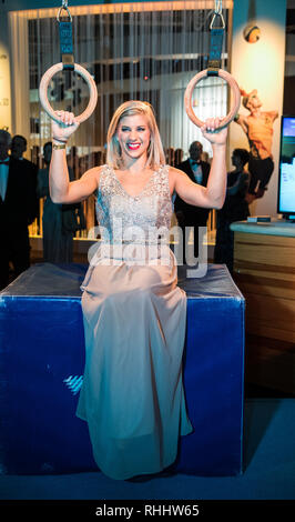 Wiesbaden, Deutschland. 02 Feb, 2019. Die turnerin Elisabeth Seitz an der Ringe für ein Erinnerungsfoto. Die 49 Ball des Sports mit 1800 Gäste aus Sport, Politik und Wirtschaft erfolgt in der Kurstadt. Credit: Andreas Arnold/dpa/Alamy leben Nachrichten Stockfoto