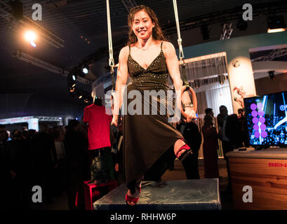 Wiesbaden, Deutschland. 02 Feb, 2019. Die turnerin Kim Bui hebt sich auf Ringe. Die 49 Ball des Sports mit 1800 Gäste aus Sport, Politik und Wirtschaft erfolgt in der Kurstadt. Credit: Andreas Arnold/dpa/Alamy leben Nachrichten Stockfoto