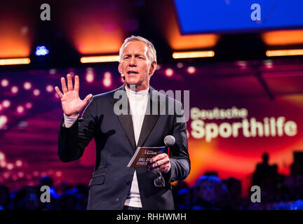 Wiesbaden, Deutschland. 02 Feb, 2019. Johannes B. Kerner, Fernsehmoderator, steht gestikulierend auf der Bühne. Die 49 Ball des Sports mit 1800 Gäste aus Sport, Politik und Wirtschaft erfolgt in der Kurstadt. Credit: Andreas Arnold/dpa/Alamy leben Nachrichten Stockfoto