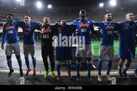 Neapel, Italien. 2 Feb, 2019. Napoli's Spieler feiern am Ende der italienischen Serie A Fußball Spiel zwischen dem SSC Neapel und Sampdoria in Neapel, Italien, Februar 2, 2019. Credit: Alberto Lingria/Xinhua/Alamy leben Nachrichten Stockfoto