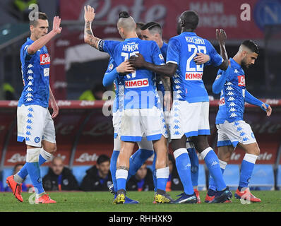 Neapel, Italien. 2 Feb, 2019. Napoli von Arkadiusz Milik (L) feiert sein Ziel während der italienischen Serie A Fußball Spiel zwischen dem SSC Neapel und Sampdoria in Neapel, Italien, Februar 2, 2019. Credit: Alberto Lingria/Xinhua/Alamy leben Nachrichten Stockfoto