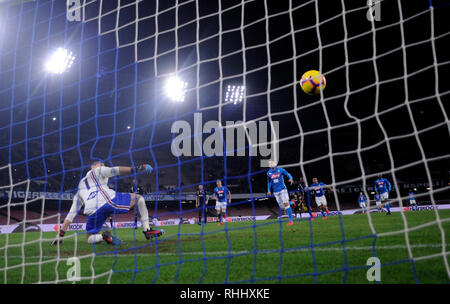 Neapel, Italien. 2 Feb, 2019. Napoli ist Simone Verdi Kerben sein Ziel während der italienischen Serie A Fußball Spiel zwischen dem SSC Neapel und Sampdoria in Neapel, Italien, Februar 2, 2019. Credit: Alberto Lingria/Xinhua/Alamy leben Nachrichten Stockfoto