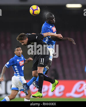 Neapel, Italien. 2 Feb, 2019. Napoli von Kalidou Koulibaly (R) Mias mit Sampdoria Gaston Ramirez während der italienischen Serie A Fußball Spiel zwischen dem SSC Neapel und Sampdoria in Neapel, Italien, Februar 2, 2019. Credit: Alberto Lingria/Xinhua/Alamy leben Nachrichten Stockfoto