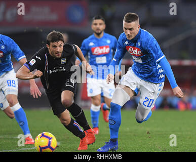 Neapel, Italien. 2 Feb, 2019. Napoli ist Piotr Zielinski (R) Mias mit Sampdoria Bartosz Bereszynski während der italienischen Serie A Fußball Spiel zwischen dem SSC Neapel und Sampdoria in Neapel, Italien, Februar 2, 2019. Credit: Alberto Lingria/Xinhua/Alamy leben Nachrichten Stockfoto