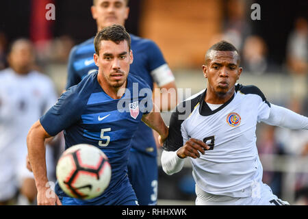 San Jose, Kalifornien, USA. 2 Feb, 2019. Usa Verteidiger Daniel Lovitz (5) und Costa Rica, Jean Scott (19) Rennen, nachdem eine Kugel während der Internationalen freundlich Fußballspiel zwischen Costa Rica und den Vereinigten Staaten bei Avaya im Stadion in San Jose, Kalifornien. Chris Brown/CSM *** korrigiert eine frühere Version unter einer falschen Überschrift Gutschrift eingereicht: Csm/Alamy leben Nachrichten Stockfoto