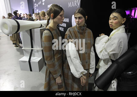 Kiew, Ukraine. 2. Feb 2019. Modelle sind zu sehen im Backstage eine Kreation von ukrainischen Designer Elvira Gasanova während der Fashion Week in der Ukraine in Kiew, Ukraine präsentieren zu warten. Die Mode präsentiert Herbst/Winter 2019/20 Kollektionen, die von ukrainischen Designer aus 01-05 Februar, 2019. Credit: SOPA Images Limited/Alamy leben Nachrichten Stockfoto