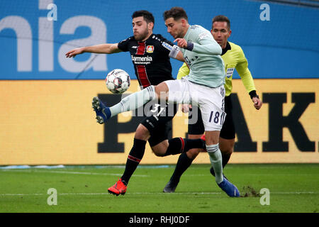 Leverkusen, Deutschland. 2 Feb, 2019. Leon Goretzka (R) von München Mias mit Kevin Volland von Leverkusen bei dem Bundesligaspiel zwischen Bayer 04 Leverkusen und der FC Bayern München in Leverkusen, Deutschland, Feb 2, 2019. Quelle: Joachim Bywaletz/Xinhua/Alamy leben Nachrichten Stockfoto