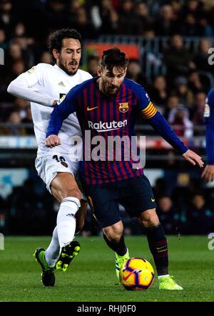 Barcelona, Spanien. 2 Feb, 2019. Barcelonas Lionel Messi (R) konkurriert während der spanischen La Liga Match zwischen dem FC Barcelona und Valencia in Barcelona, Spanien, April 2, 2019. Credit: Joan Gosa/Xinhua/Alamy leben Nachrichten Stockfoto