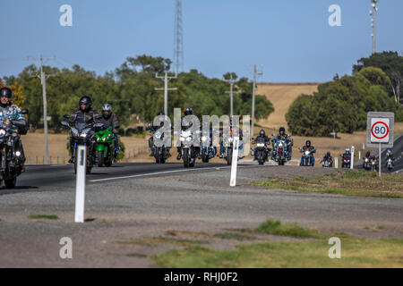 Victoria, Australien. 3. Feb 2019. Grampians Fahren-03 Februar 2019 - See Bolac - Victoria - Australien. Die 400 Radfahrer auf den jährlichen Grampians Fahrt zu erinnern Geldbeschaffer, Donner durch See Bolac in Western Victoria für einen kurzen Stopp auf der 173-km-Ritt zu erinnern, Polizisten, die ihr Leben in der Linie der Service verloren haben und die Mittel für den Osten Grampians Gesundheit Serices Credit wirft zu Ehren: Brett Keating/Alamy leben Nachrichten Stockfoto