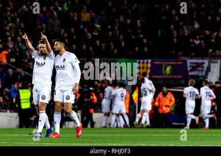 Barcelona, Spanien. 2 Feb, 2019. Die Spieler von Valencia feiern ihr zweites Ziel während der spanischen La Liga Match zwischen dem FC Barcelona und Valencia in Barcelona, Spanien, April 2, 2019. Credit: Joan Gosa/Xinhua/Alamy leben Nachrichten Stockfoto