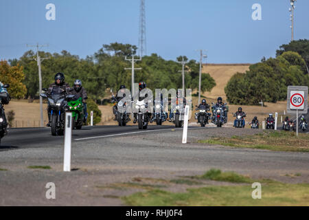 Victoria, Australien. 3. Feb 2019. Grampians Fahren-03 Februar 2019 - See Bolac - Victoria - Australien. Die 400 Radfahrer auf den jährlichen Grampians Fahrt zu erinnern Geldbeschaffer, Donner durch See Bolac in Western Victoria für einen kurzen Stopp auf der 173-km-Ritt zu erinnern, Polizisten, die ihr Leben in der Linie der Service verloren haben und die Mittel für den Osten Grampians Gesundheit Serices Credit wirft zu Ehren: Brett Keating/Alamy leben Nachrichten Stockfoto