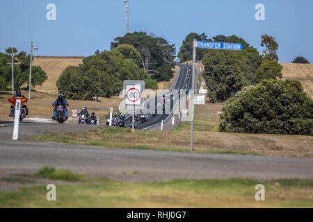 Victoria, Australien. 3. Feb 2019. Grampians Fahren-03 Februar 2019 - See Bolac - Victoria - Australien. Die 400 Radfahrer auf den jährlichen Grampians Fahrt zu erinnern Geldbeschaffer, Donner durch See Bolac in Western Victoria für einen kurzen Stopp auf der 173-km-Ritt zu erinnern, Polizisten, die ihr Leben in der Linie der Service verloren haben und die Mittel für den Osten Grampians Gesundheit Serices Credit wirft zu Ehren: Brett Keating/Alamy leben Nachrichten Stockfoto