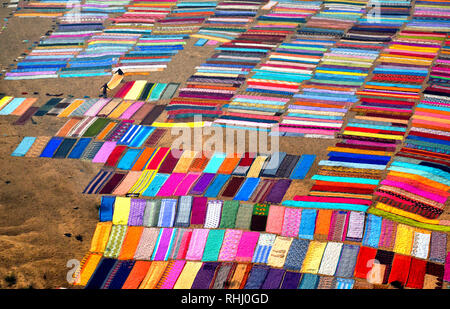 Kumardubi, Jharkhand, Indien. 5 Dez, 2018. Bunte Kleidung, die auf dem Boden neben dem Fluss Bank von Barakar in Jharkhand Bereich ausbreiten. Der Dhobi Ghat (Waschen Masse) von Jharkhand Kumardubi in der Provinz ist die Größte der Welt. Credit: Avishek Das/SOPA Images/ZUMA Draht/Alamy leben Nachrichten Stockfoto