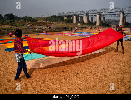 Kumardubi, Jharkhand, Indien. 5 Dez, 2018. Dhobis (washermen) gesehen, die Verbreitung der Kleidung auf dem Boden neben dem Fluss Bank von Barakar in Jharkhand. Der Dhobi Ghat (Waschen Masse) von Jharkhand Kumardubi in der Provinz ist die Größte der Welt. Credit: Avishek Das/SOPA Images/ZUMA Draht/Alamy leben Nachrichten Stockfoto