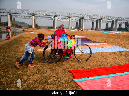 Kumardubi, Jharkhand, Indien. 5 Dez, 2018. Familie Mitglieder gesehen, die sich gegenseitig helfen die Kleidung auf ihrem Fahrrad zu tragen. Dhobi's und ihre Familien sind direkt an der Waschmaschine Aktivitäten durch das ganze Jahr. Fast 1000 Familien sind direkt in diesem Handel, nach dem waschen Sie die Kleidung in die Läden zum Polieren & Verpackung. Der Dhobi Ghat (Waschen Masse) von Jharkhand Kumardubi in der Provinz ist die Größte der Welt. Credit: Avishek Das/SOPA Images/ZUMA Draht/Alamy leben Nachrichten Stockfoto