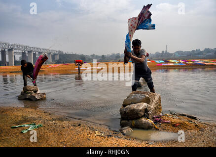 Kumardubi, Jharkhand, Indien. 5 Dez, 2018. Dhobi hat gesehen, das Waschen der Kleidung, die sie am Ufer des Flusses von Barakar im östlichen Teil von Indien vor sich auf den Boden neben dem Fluss Bank von Barakar in Jharkhand. Der Dhobi Ghat (Waschen Masse) von Jharkhand Kumardubi in der Provinz ist die Größte der Welt. Credit: Avishek Das/SOPA Images/ZUMA Draht/Alamy leben Nachrichten Stockfoto