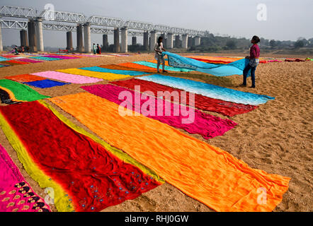 Kumardubi, Jharkhand, Indien. 5 Dez, 2018. Dhobis (washermen) gesehen, die Verbreitung der Kleidung auf dem Boden neben dem Fluss Bank von Barakar in Jharkhand. Der Dhobi Ghat (Waschen Masse) von Jharkhand Kumardubi in der Provinz ist die Größte der Welt. Credit: Avishek Das/SOPA Images/ZUMA Draht/Alamy leben Nachrichten Stockfoto