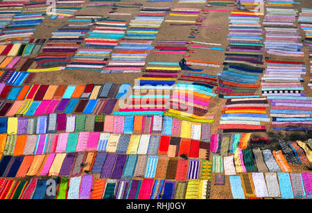 Kumardubi, Jharkhand, Indien. 5 Dez, 2018. Bunte Kleidung, die auf dem Boden neben dem Fluss Bank von Barakar in Jharkhand Bereich ausbreiten. Der Dhobi Ghat (Waschen Masse) von Jharkhand Kumardubi in der Provinz ist die Größte der Welt. Credit: Avishek Das/SOPA Images/ZUMA Draht/Alamy leben Nachrichten Stockfoto