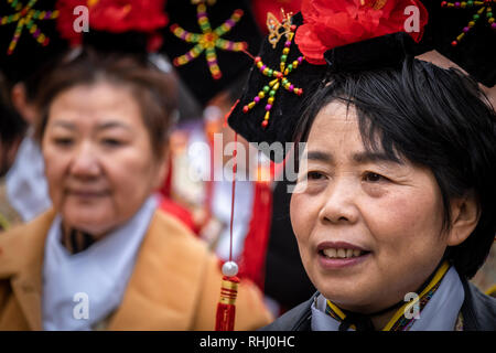 Barcelona, Spanien. 2. Feb 2019. Eine Frau in der traditionellen chinesischen Tracht ist während einer Parade der Chinesischen Neue Jahr 2019 zu feiern. Mitglieder der chinesischen Gemeinschaft wurden durch den Bürgermeister von Barcelona, Ada Colau und andere kommunale Behörden begleitet. 2019 wird Glück für diejenigen, die nach dem Schwein geboren. Credit: SOPA Images Limited/Alamy leben Nachrichten Stockfoto