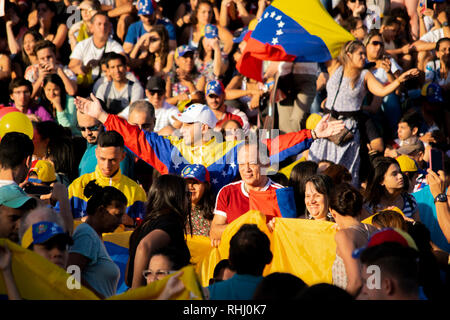 Buenos Aires, Argentinien. 2. Feb 2019. Demonstranten während eines Protestes zu unterstützen Venezolanischen interim Präsident Juan Guaido gesehen. Venezolaner Gemeinschaft von Buenos Aires versammelten sich vor der Fakultät der Rechtswissenschaften an einer Rallye zur Unterstützung der venezolanischen Opposition leader Juan Guaido und ihre Wut gegen den venezolanischen Präsidenten Nicolas Maduro Regierung Ausdruck zu geben. Credit: SOPA Images Limited/Alamy leben Nachrichten Stockfoto