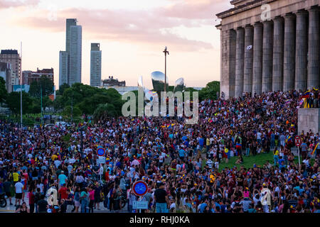 Buenos Aires, Argentinien. 2. Feb 2019. Große Menge während eines Protestes zu unterstützen Venezolanischen interim Präsident Juan Guaido gesehen. Venezolaner Gemeinschaft von Buenos Aires versammelten sich vor der Fakultät der Rechtswissenschaften an einer Rallye zur Unterstützung der venezolanischen Opposition leader Juan Guaido und ihre Wut gegen den venezolanischen Präsidenten Nicolas Maduro Regierung Ausdruck zu geben. Credit: SOPA Images Limited/Alamy leben Nachrichten Stockfoto