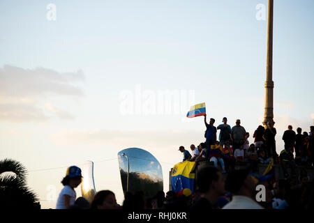 Buenos Aires, Argentinien. 2. Feb 2019. Ein Mann gesehen, winkt ein Venezuela Flagge während eines Protestes zu unterstützen Venezolanischen interim Präsident Juan Guaido. Venezolaner Gemeinschaft von Buenos Aires versammelten sich vor der Fakultät der Rechtswissenschaften an einer Rallye zur Unterstützung der venezolanischen Opposition leader Juan Guaido und ihre Wut gegen den venezolanischen Präsidenten Nicolas Maduro Regierung Ausdruck zu geben. Credit: SOPA Images Limited/Alamy leben Nachrichten Stockfoto