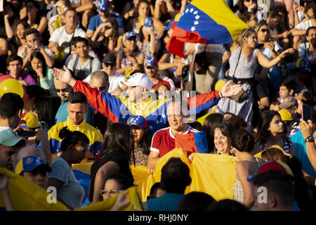 Buenos Aires, Argentinien. 2 Feb, 2019. Demonstranten während eines Protestes venezolanischen interim Präsident Juan Guaido. Venezolaner Gemeinschaft von Buenos Aires zu unterstützen gesehen versammelten sich vor der Fakultät der Rechtswissenschaften an einer Rallye zur Unterstützung der venezolanischen Opposition leader Juan Guaido und ihre Wut gegen den venezolanischen Präsidenten Nicolas Maduro Regierung Ausdruck zu geben. Credit: Fernando Oduber/SOPA Images/ZUMA Draht/Alamy leben Nachrichten Stockfoto