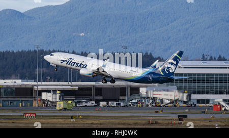 Richmond, British Columbia, Kanada. 2 Feb, 2019. Eine Alaska Airlines Boeing 737-800 N524AS) Jet Airliner zieht aus Vancouver International Airport. Credit: bayne Stanley/ZUMA Draht/Alamy leben Nachrichten Stockfoto