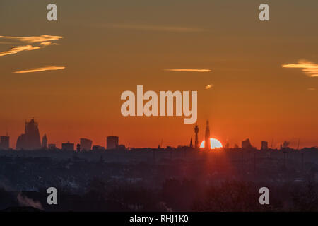 London, Großbritannien. 3. Feb 2019. Anzeigen von Wembley Park auf die Skyline von London. Sonne hinter den Shard und BT Tower. Credit: Amanda Rose/Alamy leben Nachrichten Stockfoto