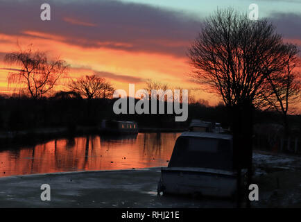 Lancashire, UK. 3. Februar 2019. Die Sonne geht über den gefrorenen Leeds und Liverpool Canal über die Helling Pub in der Nähe Burscough. Cw6589 Colin Wareing/Alamy Leben Nachrichten. Stockfoto