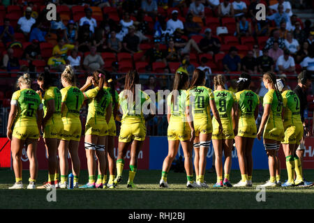 Makellos sauber, Stadion, Sydney, Australien. 3 Feb, 2019. HSBC Sydney Rugby Sevens, Neuseeland und Australien; Endrunde der Frauen; Australien für die Nationalhymne Credit vorbereiten: Aktion plus Sport/Alamy leben Nachrichten Stockfoto