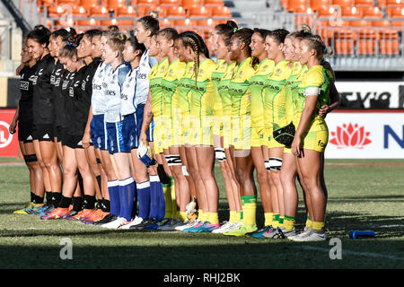 Makellos sauber, Stadion, Sydney, Australien. 3 Feb, 2019. HSBC Sydney Rugby Sevens, Neuseeland und Australien; Endrunde der Frauen; Australien singen ihre Hymne Credit: Aktion plus Sport/Alamy leben Nachrichten Stockfoto