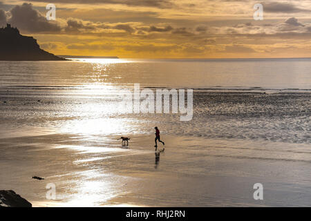 Langen Felsformation, Cornwall, UK. 3. Feb 2019. UK Wetter. Es war 4 Grad C auf einem sonnigen Start in den Tag in der South West Cornwall. Es gab Leute, die Angeln, Joggen und ihre Hunde am Strand. Foto: Simon Maycock/Alamy leben Nachrichten Stockfoto