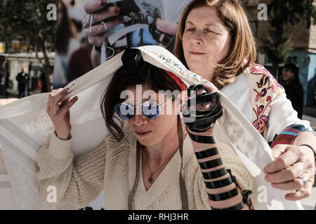 Jerusalem, Israel. 3. Februar, 2019. Frauen von der Wand, eine Organisation, die berühmt für den Kampf für die Rechte der Frauen Gebet an der Klagemauer, betreibt ein TEFILLIN oder gebetsriemen, wrap Ständer für Frauen in Jerusalem, der Stadt auf World Wide Wrap Tag. Kommunale Genehmigung für den Umzug wurde nach wiederholter Appelle über mehrere Monate erhalten. Credit: Nir Alon/Alamy leben Nachrichten Stockfoto
