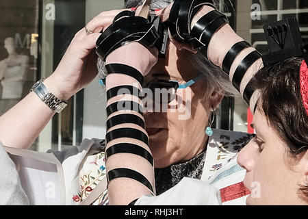 Jerusalem, Israel. 3. Februar, 2019. Frauen von der Wand, eine Organisation, die berühmt für den Kampf für die Rechte der Frauen Gebet an der Klagemauer, betreibt ein TEFILLIN oder gebetsriemen, wrap Ständer für Frauen in Jerusalem, der Stadt auf World Wide Wrap Tag. Kommunale Genehmigung für den Umzug wurde nach wiederholter Appelle über mehrere Monate erhalten. Credit: Nir Alon/Alamy leben Nachrichten Stockfoto
