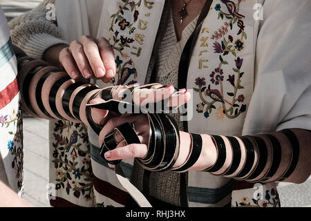 Jerusalem, Israel. 3. Februar, 2019. Frauen von der Wand, eine Organisation, die berühmt für den Kampf für die Rechte der Frauen Gebet an der Klagemauer, betreibt ein TEFILLIN oder gebetsriemen, wrap Ständer für Frauen in Jerusalem, der Stadt auf World Wide Wrap Tag. Kommunale Genehmigung für den Umzug wurde nach wiederholter Appelle über mehrere Monate erhalten. Credit: Nir Alon/Alamy leben Nachrichten Stockfoto