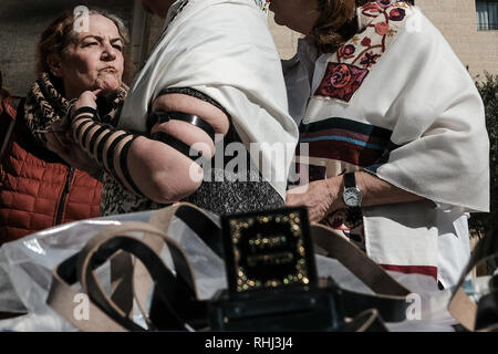 Jerusalem, Israel. 3. Februar, 2019. Frauen von der Wand, eine Organisation, die berühmt für den Kampf für die Rechte der Frauen Gebet an der Klagemauer, betreibt ein TEFILLIN oder gebetsriemen, wrap Ständer für Frauen in Jerusalem, der Stadt auf World Wide Wrap Tag. Kommunale Genehmigung für den Umzug wurde nach wiederholter Appelle über mehrere Monate erhalten. Credit: Nir Alon/Alamy leben Nachrichten Stockfoto